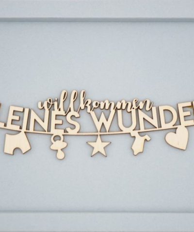 Holzschrift im Karton / Willkommen kleines Wunder