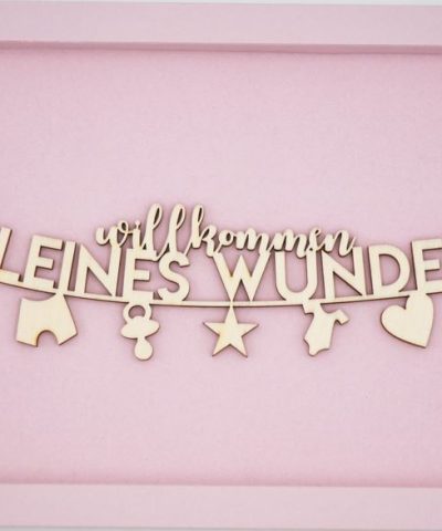 Holzschrift im Karton / Willkommen kleines Wunder