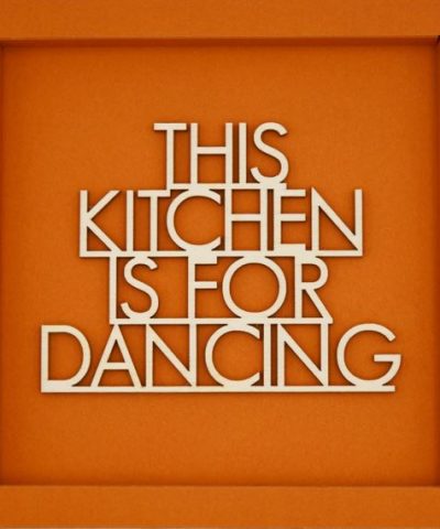 Holzschrift im Karton / This kitchen is for dancing